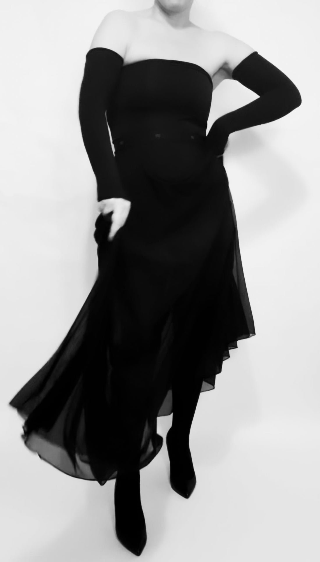 nu finns en lång svart genomskinlig kjol!