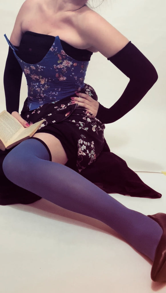 en blå dröm och nykär i över-knä-höjd