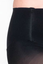 Load image into Gallery viewer, Svarta strumpbyxor med ficka. Strumpbyxa med brett midjeband. Black pantyhose with pocket.  Tights with wide waistband in 50 denier.