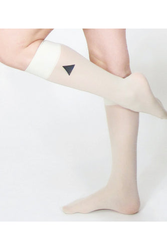 Ljusgula knästrumpor i biobaserad nylon. Soft yellow knee highs in biobased nylon, 40 denier.  Bio based nylon from castor plants.