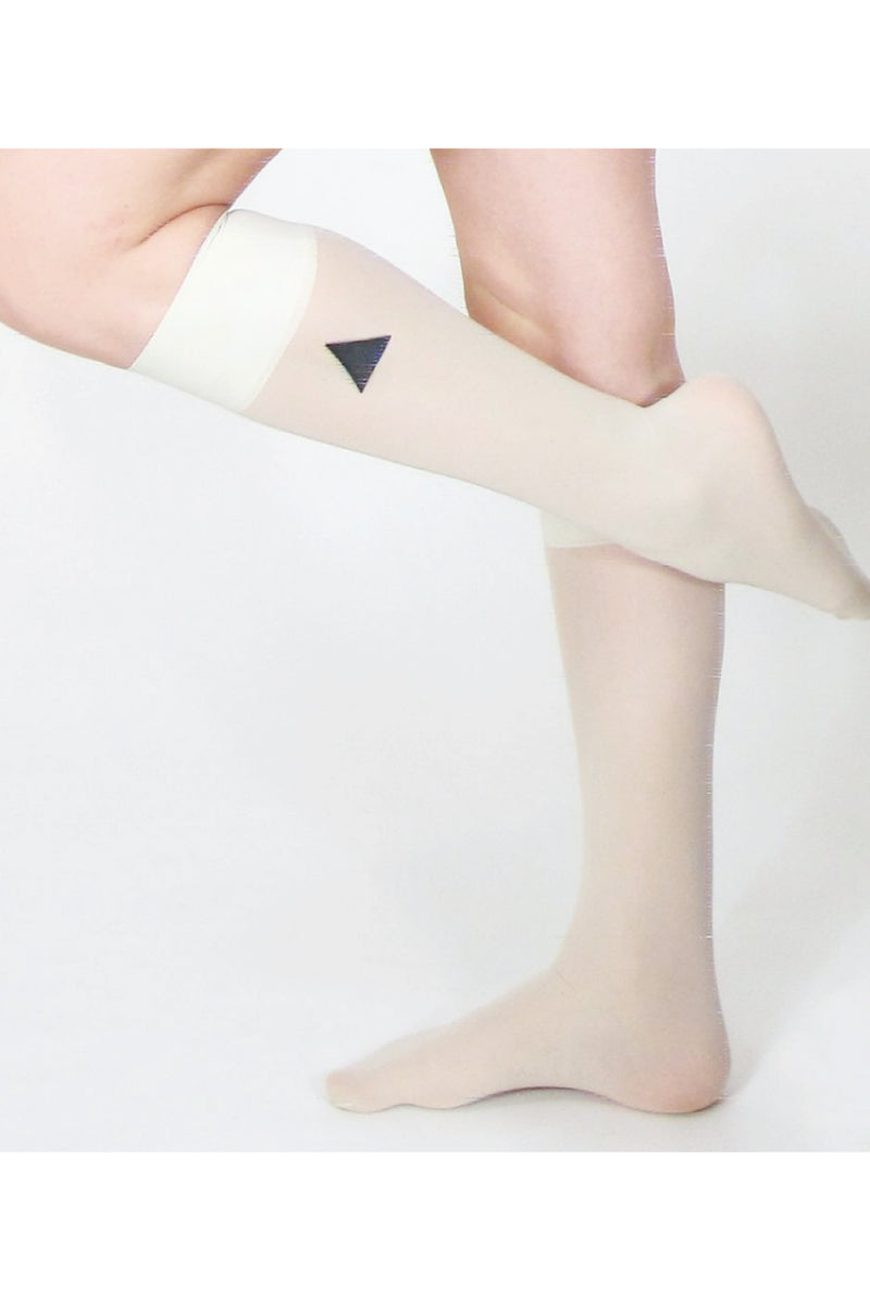 Ljusgula knästrumpor i biobaserad nylon. Soft yellow knee highs in biobased nylon, 40 denier.  Bio based nylon from castor plants.