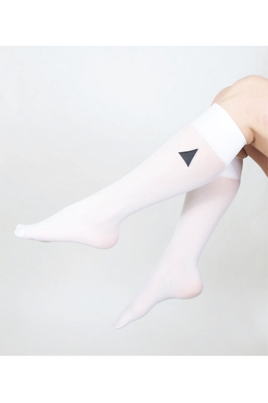 Vita knästrumpor i biobaserad nylon. White knee highs in biobased nylon, 40 denier.  Bio based nylon from castor plants.