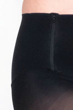 Load image into Gallery viewer, Svarta strumpbyxor med ficka. Strumpbyxa med brett midjeband. Black pantyhose with pocket.  Tights with wide waistband in 50 denier.