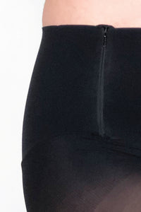 Svarta strumpbyxor med ficka. Strumpbyxa med brett midjeband. Black pantyhose with pocket.  Tights with wide waistband in 50 denier.