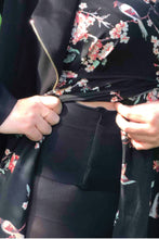 Load image into Gallery viewer, Svarta strumpbyxor med ficka. Strumpbyxa med brett midjeband. Black pantyhose with pocket.  Tights with wide waistband in 50 denier.